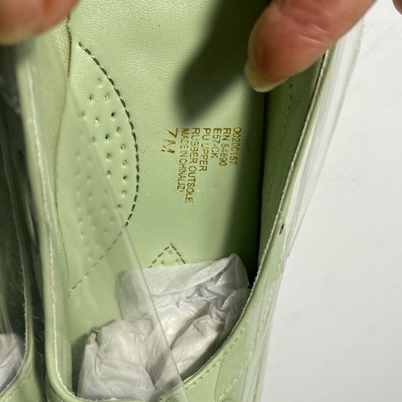 Jade green low heel shoes - Picture 4 of 4